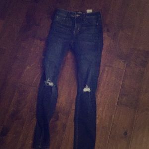 . ° ripped dark blue jean leggings.